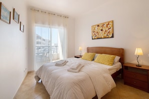 3 bedrooms, iron/ironing board, free WiFi, bed sheets - Apartment 'Quarteira Beach Iii' with Balcony, Wi-Fi and Air Conditioning (Quarteira)