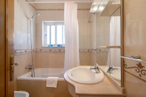 Badewanne, Haartrockner, Handtücher