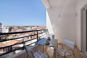 Outdoor dining - Apartment 'Quarteira Beach Iii' with Balcony, Wi-Fi and Air Conditioning (Quarteira)