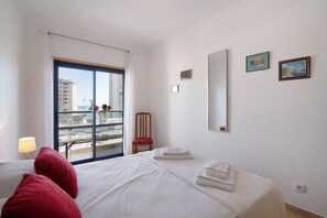 3 chambres, fer et planche à repasser, Wi-Fi gratuit, draps fournis