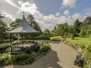 Cottage | Property grounds