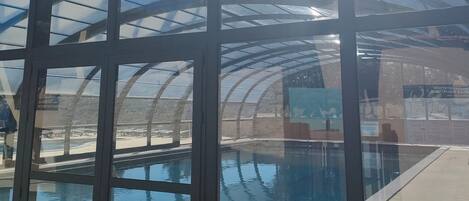 حمّام سباحة مُدفَّأ