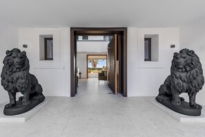 المنشأة من الداخل