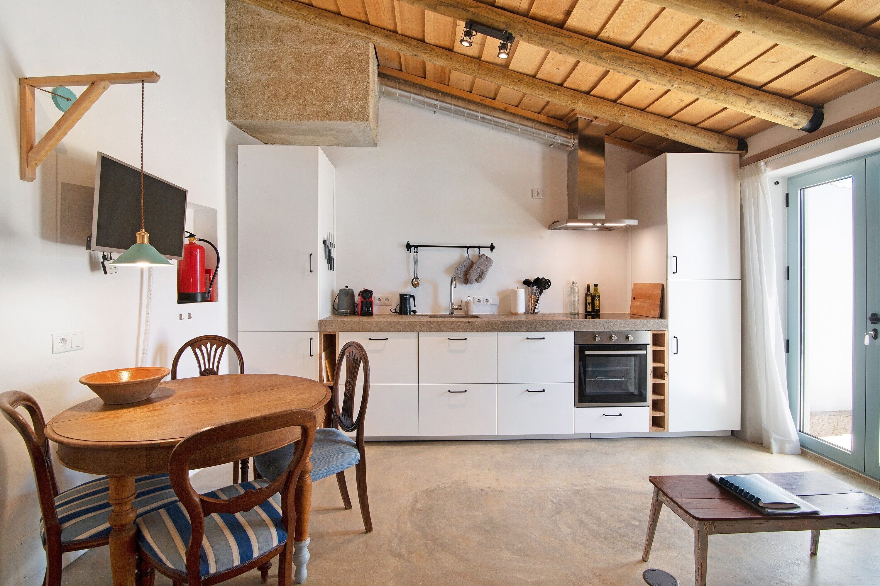 Frigorífico, horno, placa de cocina y lavavajillas