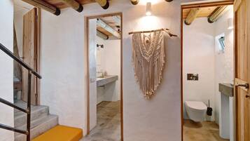 Douche, sèche-cheveux, serviettes fournies