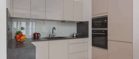 Fridge, oven, stovetop, dishwasher