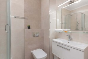 Een douche, een haardroger, handdoeken