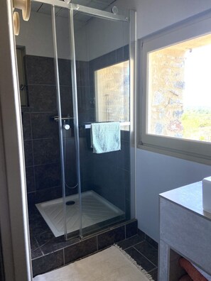 Ensemble douche/baignoire, savon, papier toilette