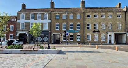 Stunning and spacious Georgian town house in historic town centre with parking!