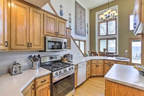 Fridge, microwave, stovetop, dishwasher