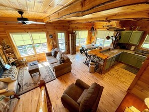 智能电视、壁炉、桌上足球