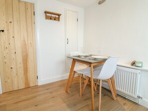 Cottage | Private kitchen | Fridge, electric kettle, toaster, cookware/dishes/utensils
