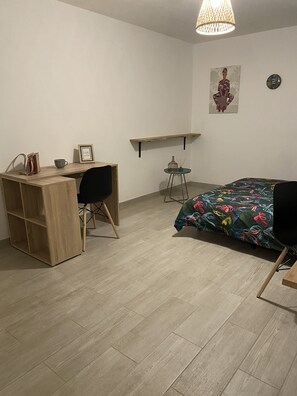 1 Schlafzimmer, Schreibtisch, WLAN