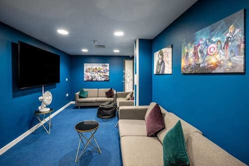 Escritorio, wifi gratis, ropa de cama