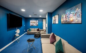 Escritorio, wifi gratis y ropa de cama