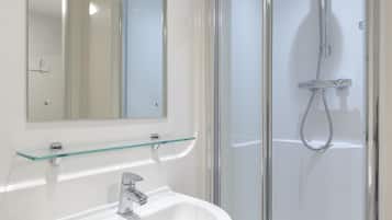 Douche, sĂšche-cheveux, serviettes fournies, savon