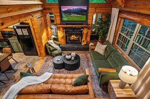 Smart TV, chimenea, videojuegos y libros
