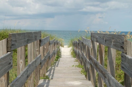 Lovely single story beach cottage.... Steps to the Gulf