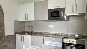 Een koelkast, een magnetron, een oven, een kookplaat