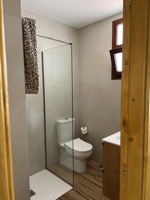 تجهيزات دش، مجففات شعر، مناشف، ورق حمّام