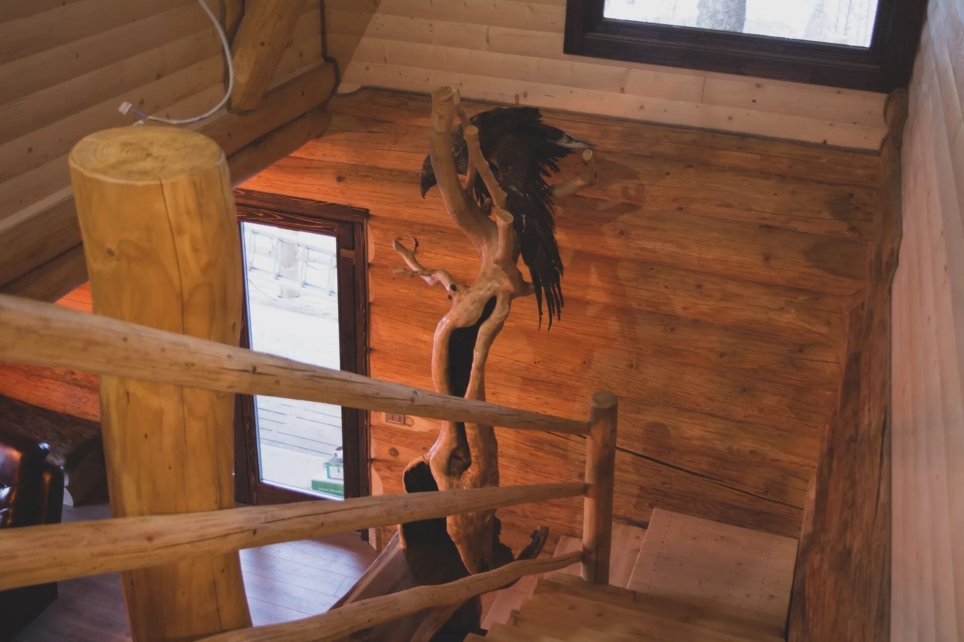 Un escalier en bois, de style rustique, menant à un niveau inférieur.