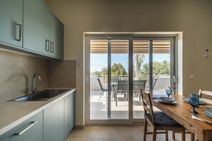 Casa | Cocina privada | Refrigerador, microondas, horno y parrilla de estufa 