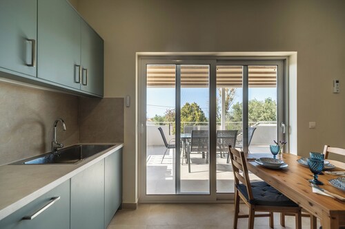 2 Bed House - Sleeps 5 - Garden - Parking - Wifi