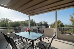 House | Outdoor dining