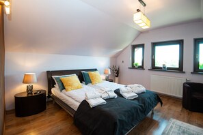 4 室のベッドルーム、アイロン / アイロン台、旅行用ベビーベッド、WiFi (無料)