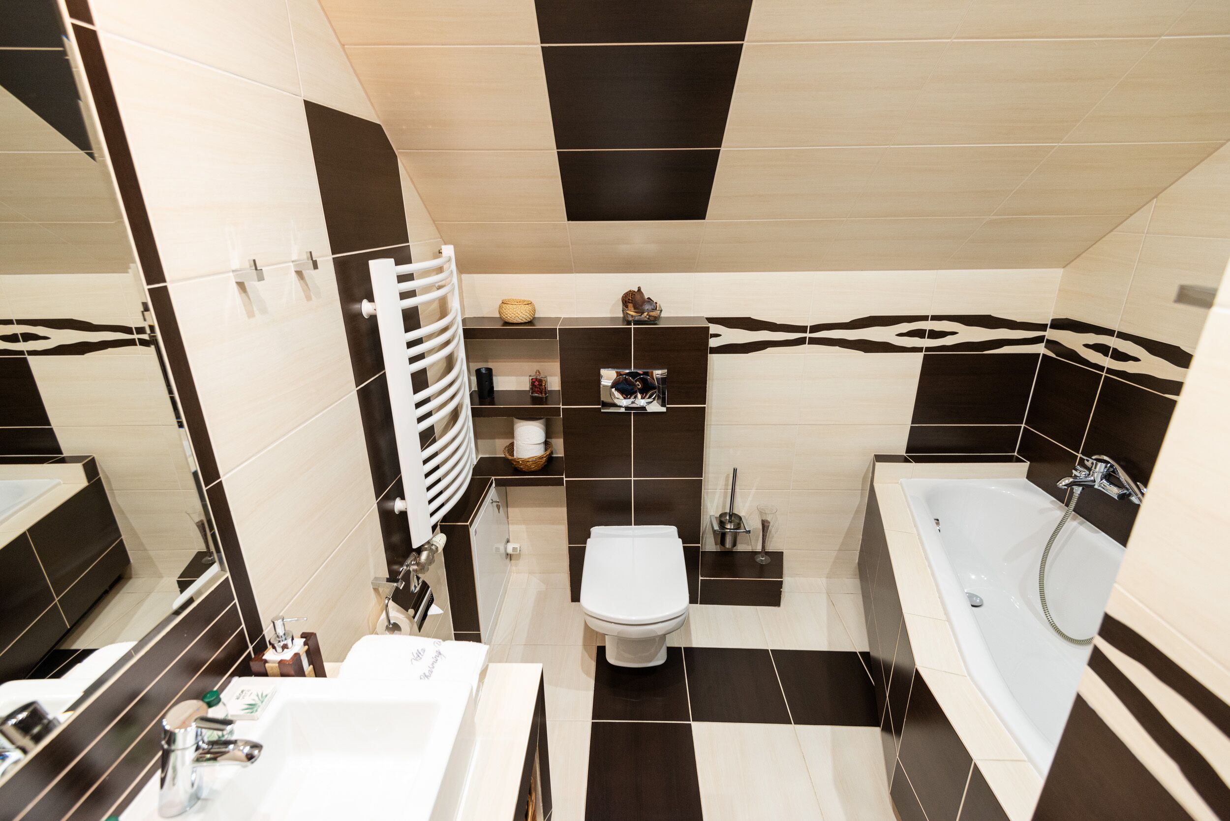 Baignoire, sèche-cheveux, bidet, serviettes fournies