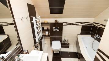 Baignoire, sĂšche-cheveux, bidet, serviettes fournies