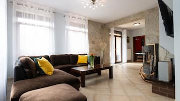 Smart TV, lareira, aparelho de som