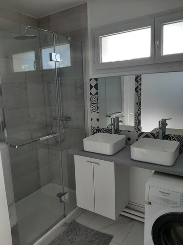 Chambre dans un appartement spacieux et rénové