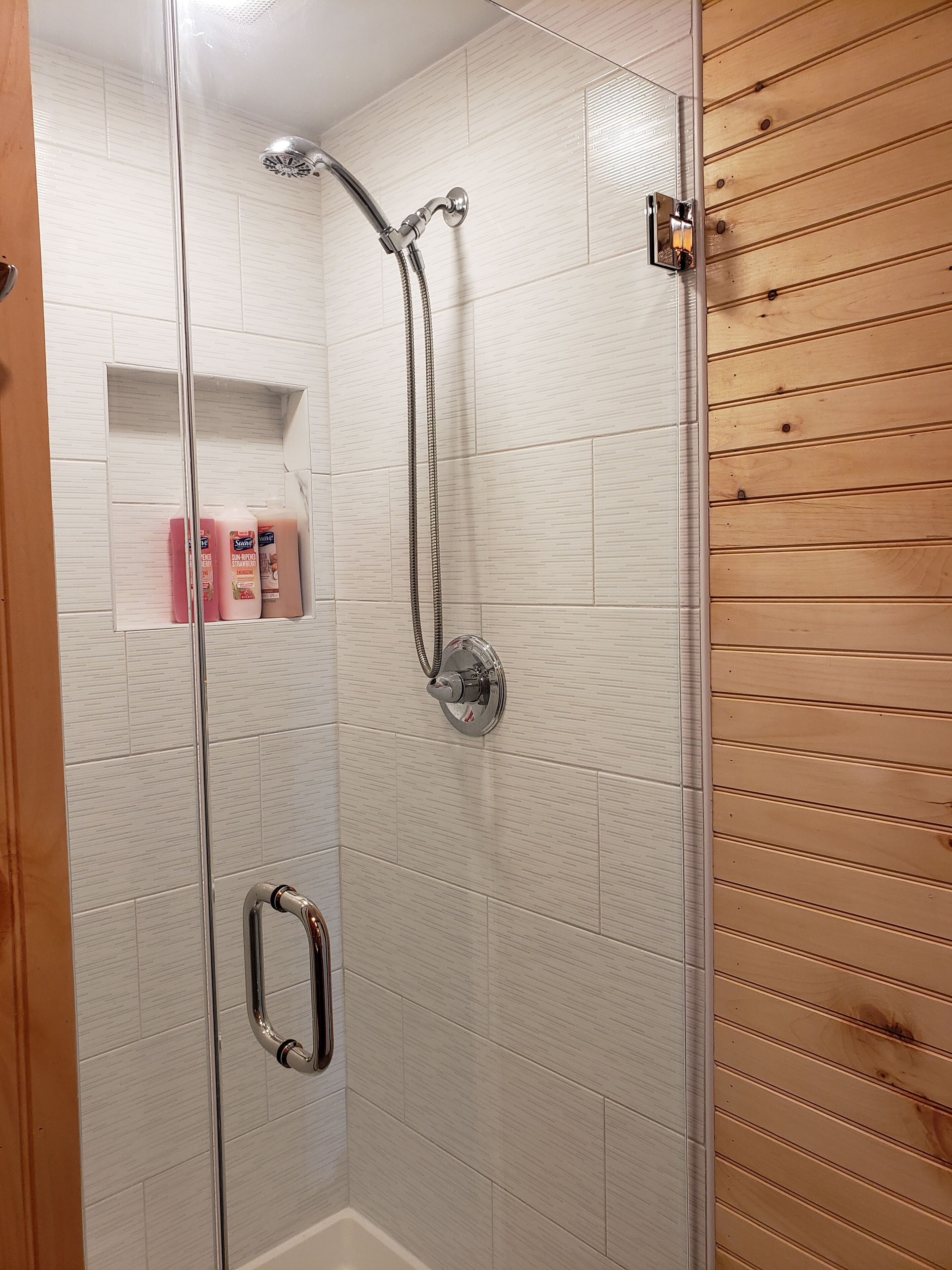 Douche, sèche-cheveux, serviettes fournies, savon