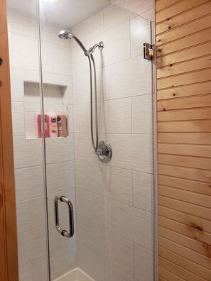 Een douche, een haardroger, handdoeken, zeep