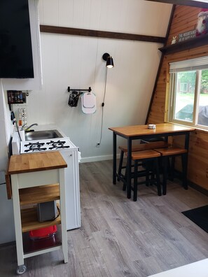 Kylskåp, mikrovågsugn, ugn och spishäll