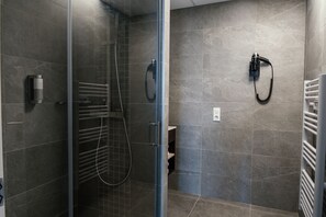 Een douche, een regendouche, gratis toiletartikelen, een haardroger