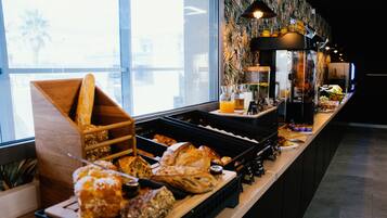 Daily continental breakfast (EUR 14.90 per person)