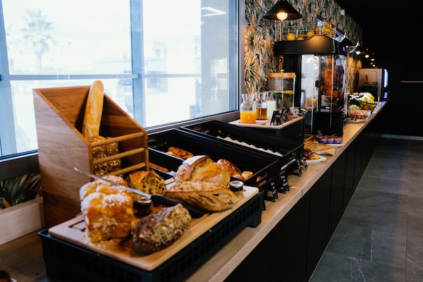 Sarapan ala kontinental setiap hari (EUR 14.90 per orang)