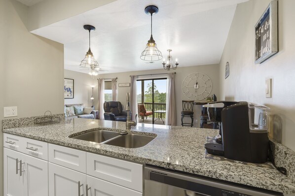 Condo, 1 cama King size y sofá cama, hidromasaje, vista al campo de golf (18th Fairway View) | Cocina privada | Cafetera y tetera 