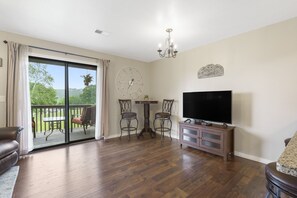 Condo, 1 cama King size y sofá cama, hidromasaje, vista al campo de golf (18th Fairway View) | Sala de estar