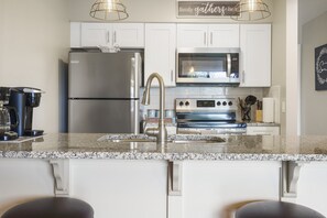 Condo, 1 cama King size y sofá cama, hidromasaje, vista al campo de golf (18th Fairway View) | Cocina privada | Cafetera y tetera 