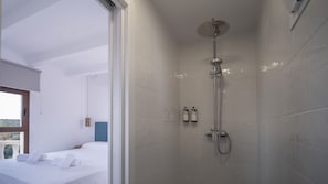 Superior Double Room | Bathroom | Shower, towels