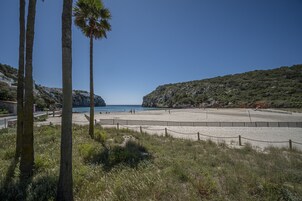 Una playa cerca, arena blanca