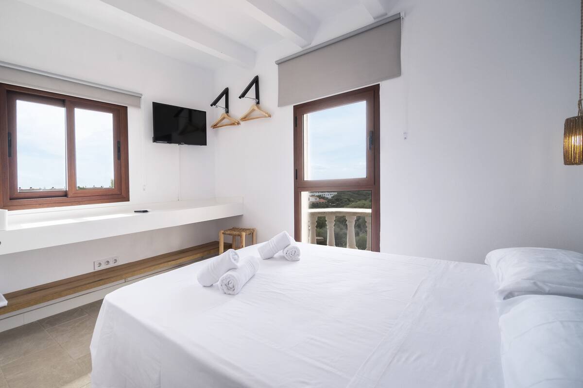 WiFi (free), bed sheets