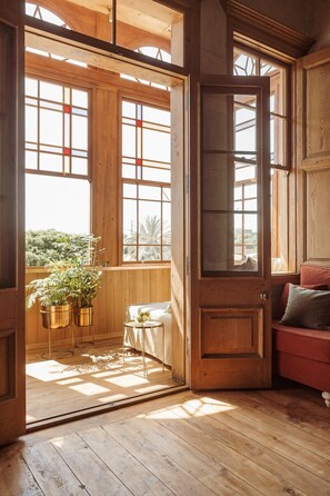 Télévision, livres, espaces bureaux, imprimantes