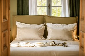 5 bedrooms, desk, soundproofing, iron/ironing board