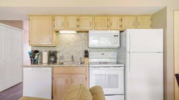 Kondominium, 1 Tempat Tidur King, patio, pemandangan kebun (Abby Lane Leisure Time) | Dapur pribadi | Mesin pembuat kopi/teh