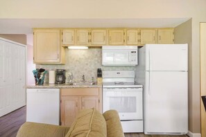 Condo, 1 cama King size, patio, vista al jardín (Abby Lane Leisure Time) | Cocina privada | Cafetera y tetera 