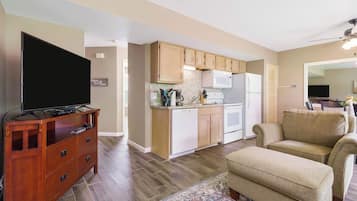 Kondominium, 1 Tempat Tidur King, patio, pemandangan kebun (Abby Lane Leisure Time) | Area keluarga | Televisi layar datar 42-inci dengan saluran TV digital